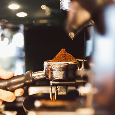Frisch gemahlener Kaffee für den Kaffeeautomaten