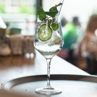 Spritziges Getränk mit Gurke bei HERMANN