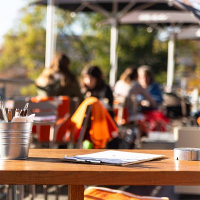 Tisch mit Besteck auf der Terrasse