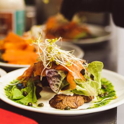 Beilagensalt auf weißem Porzelanteller