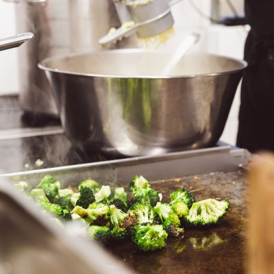 Frischer Kartoffelstampf und knackiger Brokkoli im HERMANN