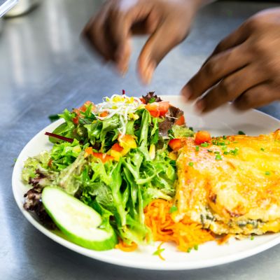 Leckeres Ofengericht mit frischem Salat im HERMANN Freiburg
