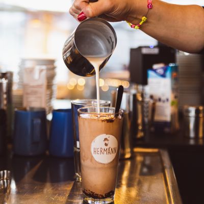 Heiße Schokolade mit cremigem Milchschaum im HERMANN