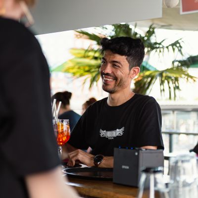 Zwei HERMANN-Mitarbeiter an der Theke