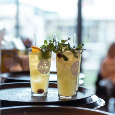 Fruchtige hausgemachte Limonaden