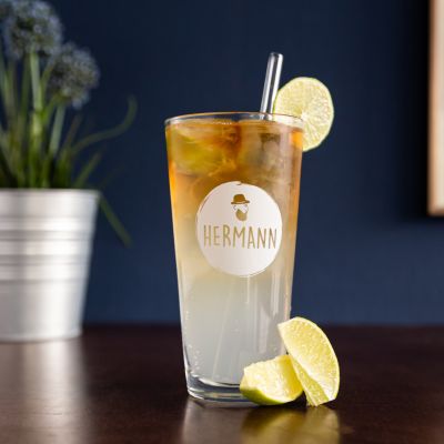 Weiß-Brauner Cocktail mit Eiswüfeln und Zitrone